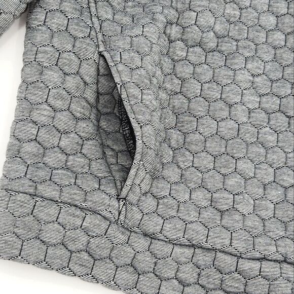 GAP Fit Jacquard Quilted Bomber Jacket Womens Size Small Black White Hexagon - Picture 2 of 9